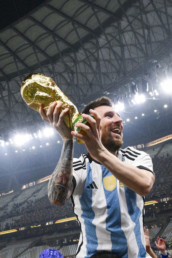 Lionel Messi levantando la Copa del Mundo 2022