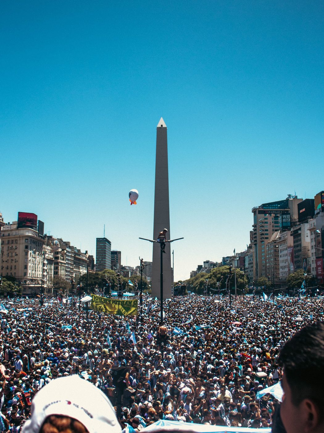 Multitud argentina celebrando en el Obelisco de Buenos Aires